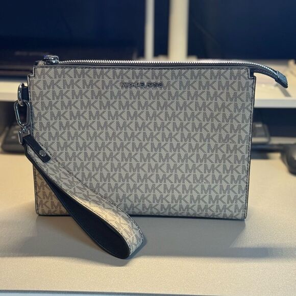 Michael Kors 7"x10" Tan and Black Cooper Pouch - Picture 1 of 4